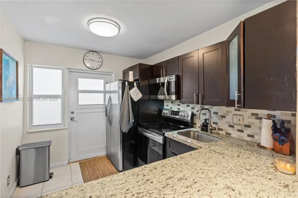 Property Slideshow image 3 of 35 | 2223 park ln 210, Hollywood, FL, 33021
