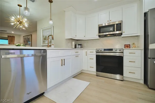 Property Slideshow image 3 of 21 | 11170 caravel cir 309, Fort Myers, FL, 33908