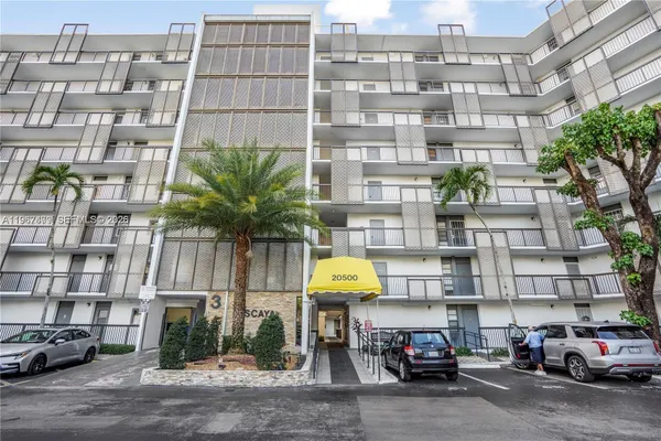 Property Slideshow image 2 of 30 | 20500 w country club dr 607, Aventura, FL, 33180