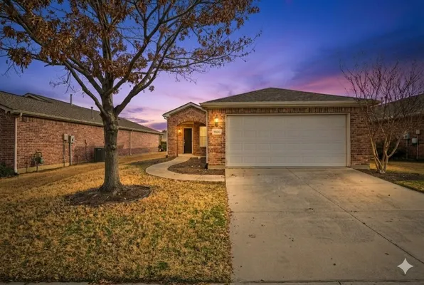Property Slideshow image 3 of 32 | 7850 estancia dr, Frisco, TX, 75036