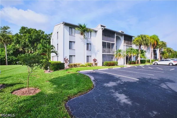 Property Slideshow image 2 of 50 | 9650 green cypress ln 22, Fort Myers, FL, 33905
