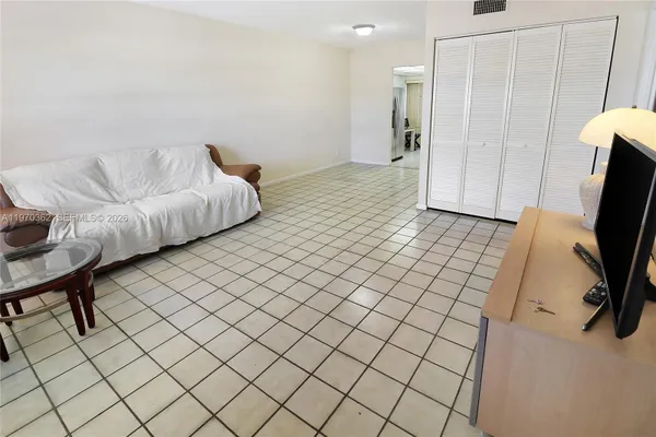 Property Slideshow image 2 of 17 | 601 nw 78th ter 204, Margate, FL, 33063