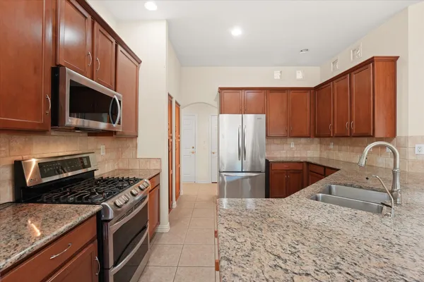 Property Slideshow image 3 of 30 | 9612 colbert cv, Denton, TX, 76207