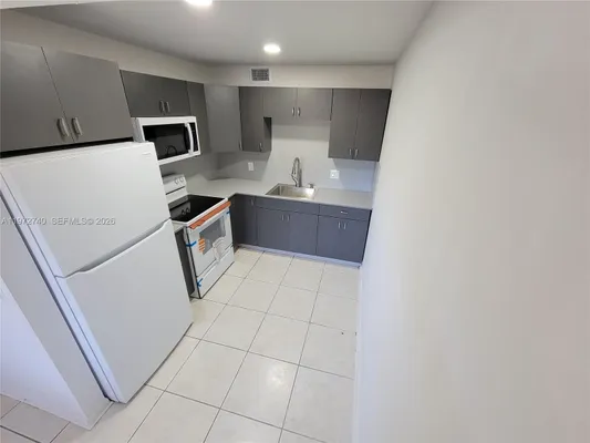 Property Slideshow image 2 of 22 | 300 sw 134th way 113e, Pembroke Pines, FL, 33027