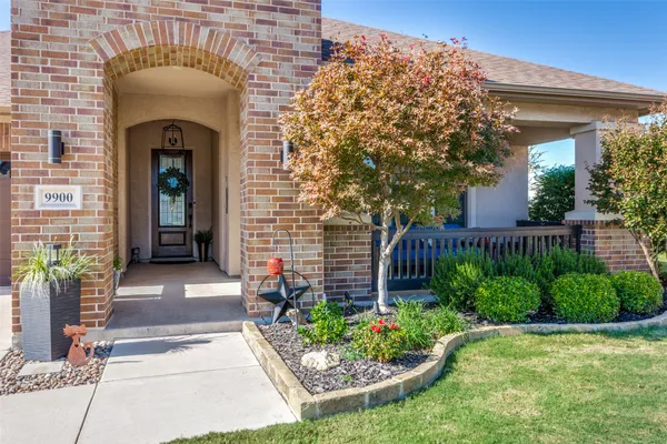 Property Slideshow image 3 of 32 | 9900 silver rock way, Denton, TX, 76207