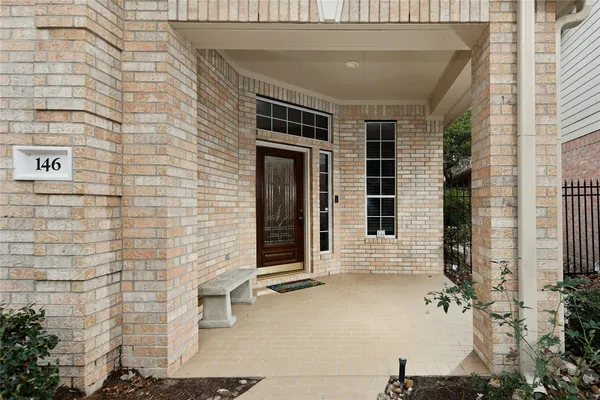 Property Slideshow image 3 of 39 | 146 e northcastle cir, The Woodlands, TX, 77384