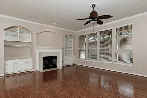 Property Slideshow image 3 of 50 | 146 e northcastle cir, The Woodlands, TX, 77384