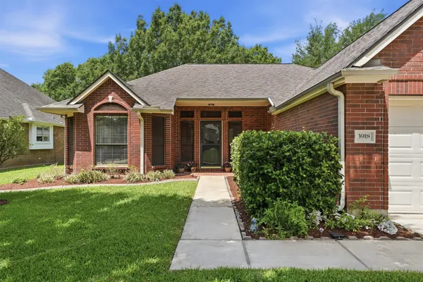 Property Slideshow image 2 of 38 | 3918 e peach hollow cir, Pearland, TX, 77584