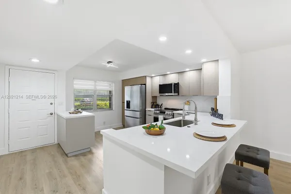 Property Slideshow image 3 of 29 | 300 sw 130th ter 110b, Pembroke Pines, FL, 33027