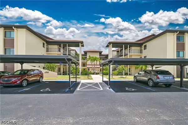 Property Slideshow image 2 of 40 | 11540 caravel cir 3030, Fort Myers, FL, 33908