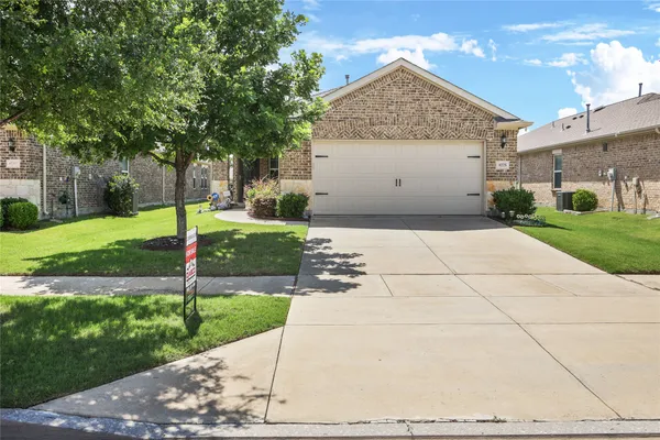 Property Slideshow image 3 of 35 | 8775 shore crest rd, Frisco, TX, 75036