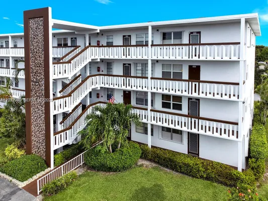 Property Slideshow image 2 of 15 | 4052 e harwood e 4052, Deerfield Beach, FL, 33442