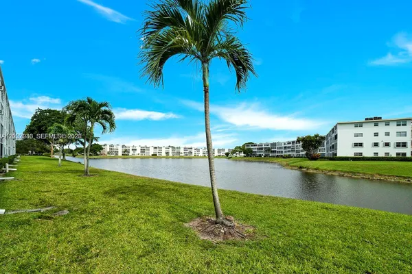 Property Slideshow image 3 of 15 | 4052 e harwood e 4052, Deerfield Beach, FL, 33442