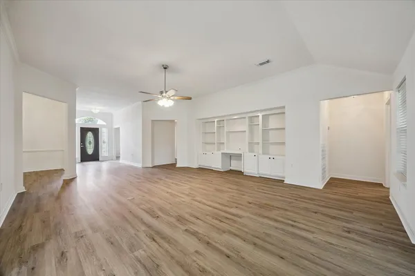 Property Slideshow image 2 of 23 | 3827 e peach hollow cir, Pearland, TX, 77584