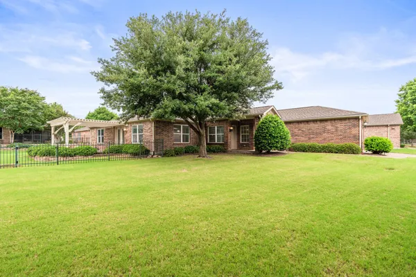 Property Slideshow image 2 of 37 | 7719 oakland hills ln, Frisco, TX, 75036
