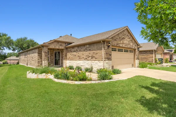 Property Slideshow image 3 of 39 | 308 holiday creek ln, Georgetown, TX, 78633