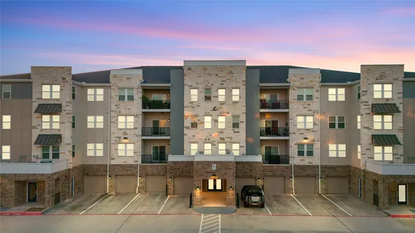 Property Slideshow image 2 of 44 | 6804 westview dr 3404, Houston, TX, 77055