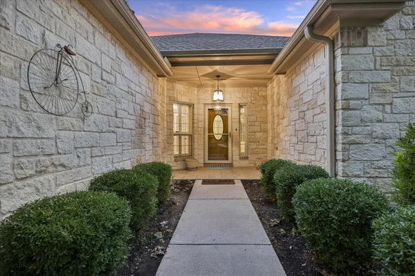 Property Slideshow image 3 of 33 | 300 brazos dr, Georgetown, TX, 78628