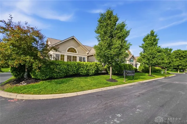 Property Slideshow image 2 of 28 | 2419 locust hill blvd, Beavercreek, OH, 45431