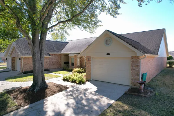 Property Slideshow image 2 of 28 | 3011 flower field ln, Pearland, TX, 77584