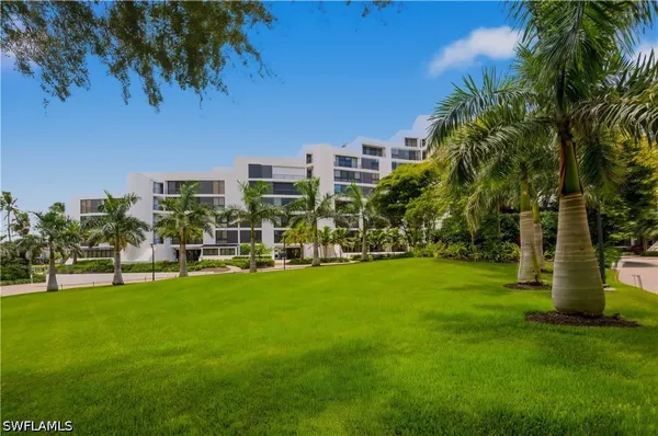 Property Slideshow image 3 of 50 | 2316 gulf shore blvd 411, Naples, FL, 34103