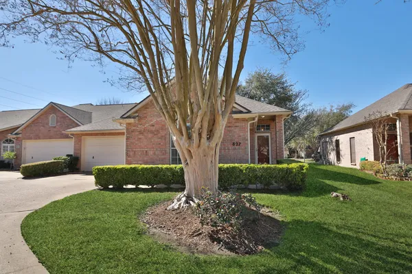 Property Slideshow image 2 of 28 | 827 apple blossom dr, Pearland, TX, 77584