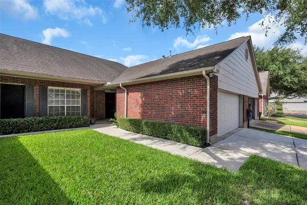 Property Slideshow image 2 of 26 | 3310 country meadows ct, Pearland, TX, 77584