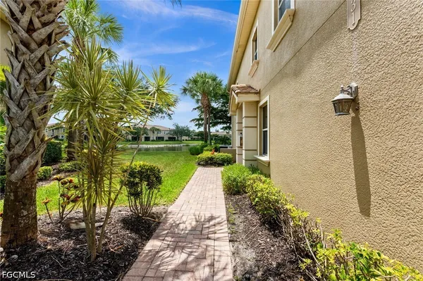 Property Slideshow image 2 of 50 | 3231 cottonwood bnd 301, Fort Myers, FL, 33905