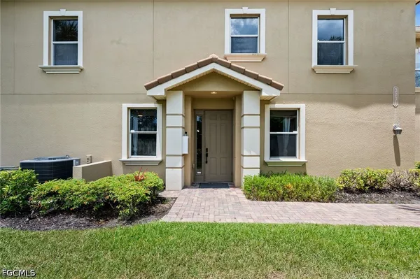 Property Slideshow image 3 of 50 | 3231 cottonwood bnd 301, Fort Myers, FL, 33905