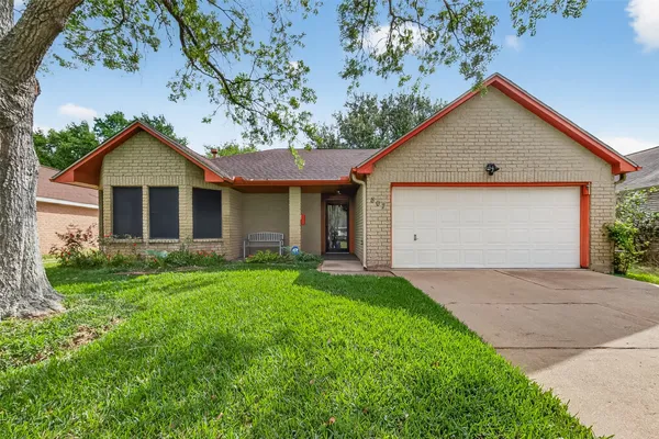 Property Slideshow image 3 of 39 | 807 forest oaks ln, Pearland, TX, 77584