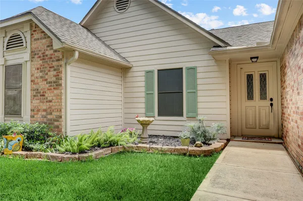Property Slideshow image 2 of 24 | 686 w country grove cir, Pearland, TX, 77584