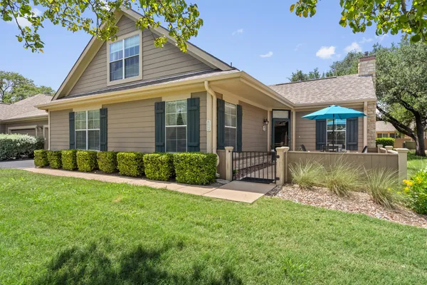 Property Slideshow image 3 of 40 | 30 wildwood dr 184, Georgetown, TX, 78633