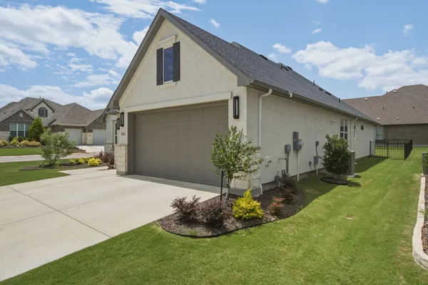 Property Slideshow image 2 of 34 | 8516 ebony way, Denton, TX, 76207