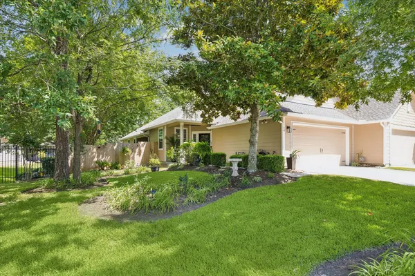 Property Slideshow image 2 of 31 | 14 fitzroy pl, Conroe, TX, 77384