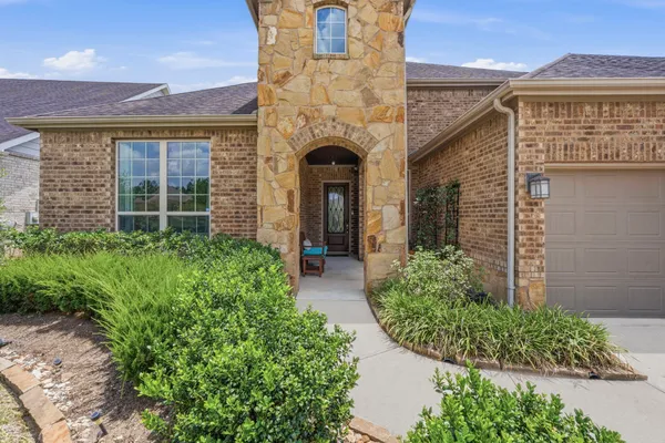 Property Slideshow image 2 of 48 | 335 kerry bog ln, The Woodlands, TX, 77382