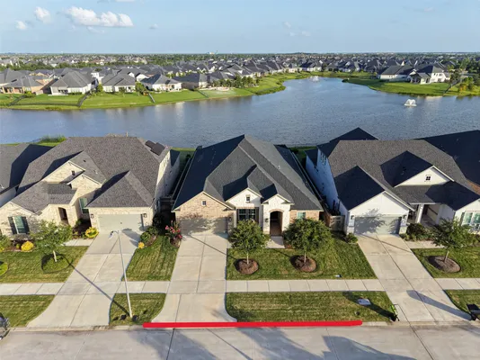 Property Slideshow image 2 of 37 | 28913 autumn shore dr, Fulshear, TX, 77441