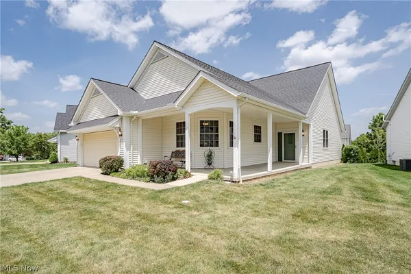 Property Slideshow image 2 of 25 | 10384 rock ledge way, North Royalton, OH, 44133