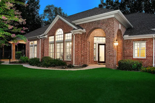 Property Slideshow image 2 of 26 | 2 bloomsbury ct, Conroe, TX, 77384
