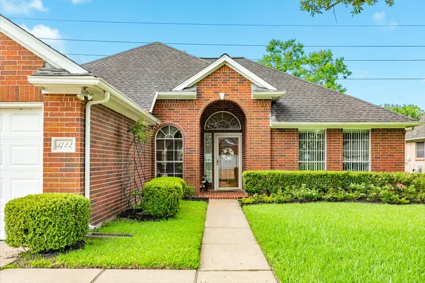 Property Slideshow image 2 of 22 | 3722 s peach hollow cir, Pearland, TX, 77584
