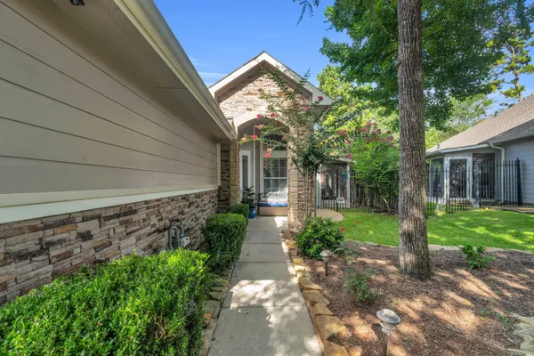 Property Slideshow image 2 of 48 | 183 w kentwick pl, Conroe, TX, 77384
