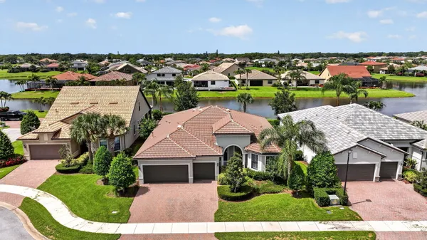 Property Slideshow image 2 of 40 | 604 se monteiro dr, Port St Lucie, FL, 34984
