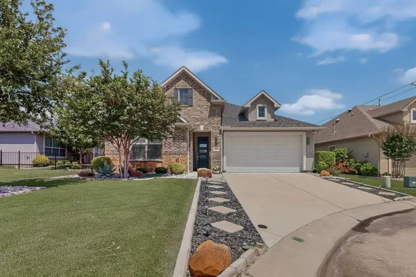 Property Slideshow image 3 of 37 | 10409 claystone dr, Denton, TX, 76207