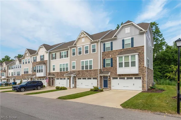 Property Slideshow image 2 of 37 | 1422 chateau pl, Avon, OH, 44011