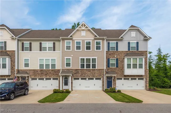 Property Slideshow image 3 of 37 | 1422 chateau pl, Avon, OH, 44011
