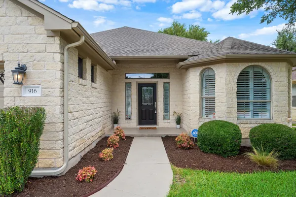 Property Slideshow image 3 of 29 | 916 heritage oaks bnd, Georgetown, TX, 78633