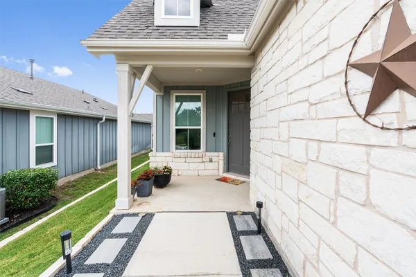 Property Slideshow image 2 of 38 | 706 kitty hawk rd, Georgetown, TX, 78633