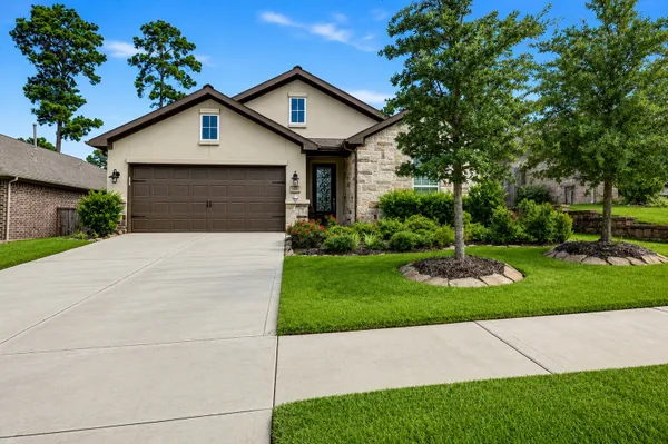 Property Slideshow image 2 of 25 | 111 e silky sephora ct, Montgomery, TX, 77316