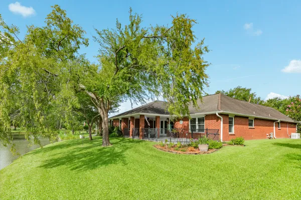 Property Slideshow image 3 of 48 | 803 w peach hollow cir, Pearland, TX, 77584