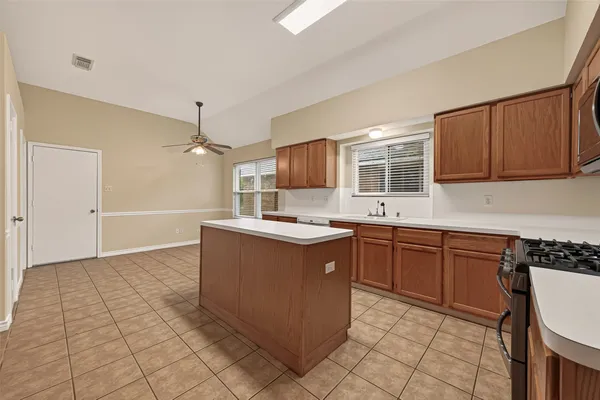 Property Slideshow image 3 of 37 | 2743 n larkspur cir, Pearland, TX, 77584