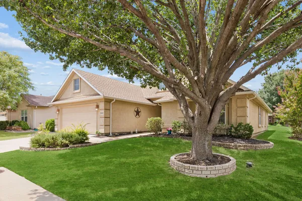 Property Slideshow image 2 of 24 | 9600 applewood trl, Denton, TX, 76207
